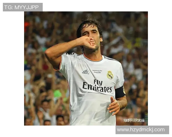 球星赛场安抚动作展现足球魅力与竞技精神的独特风采 球星赛场安抚动作展现足球魅力与竞技精神的独特风采